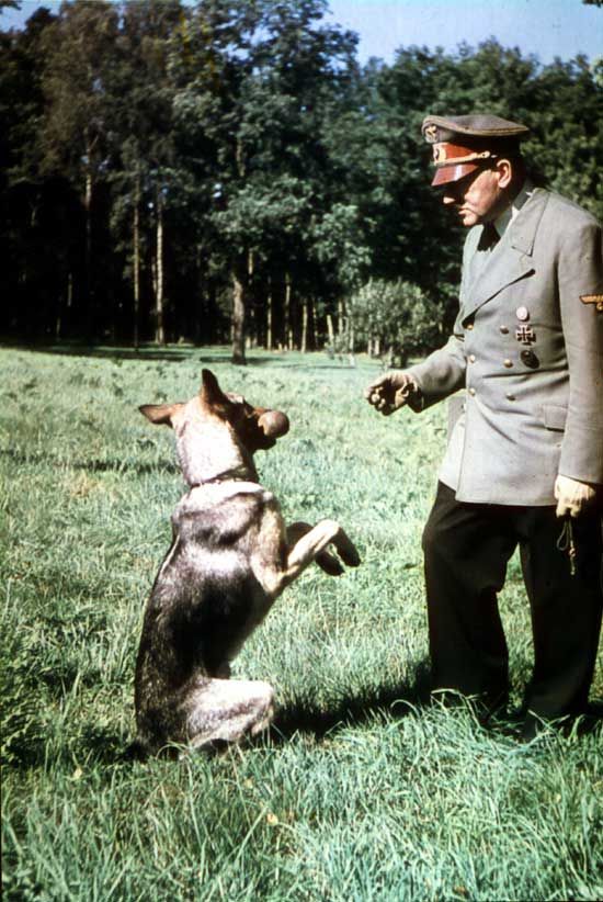 Редкие цветные фото Гитлера