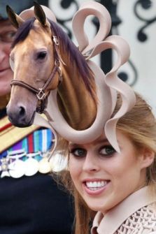 Королевская свадебная шляпа принцессы Беатрис становится интернет-сенсацией