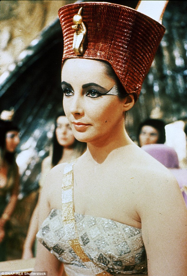Элизабет Тейлор Делают Массаж – Клеопатра (1963)